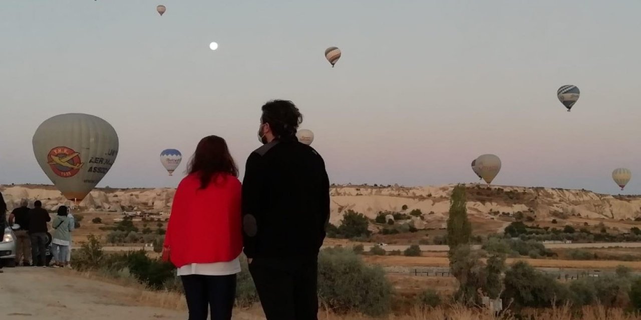 Kapadokya’da sıcak hava balonları gökyüzünde ay ile buluştu, kartpostallık fotoğraflar ortaya çıktı
