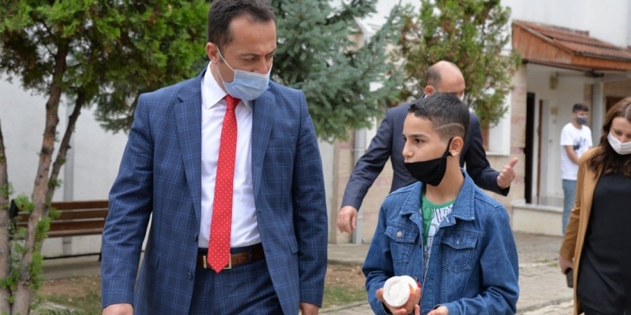 Vali Şentürk çocuklara dondurma ikram etti