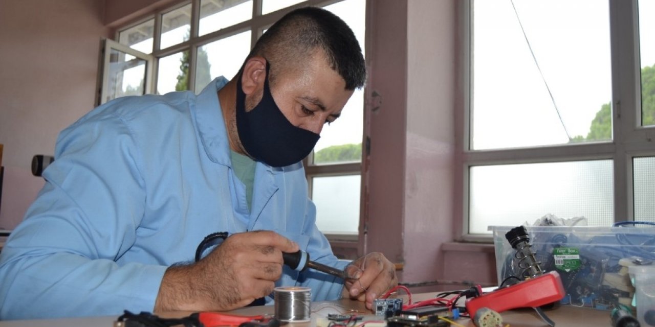 Temassız pandemi turnikesi ve ölç geç kabini ürettiler