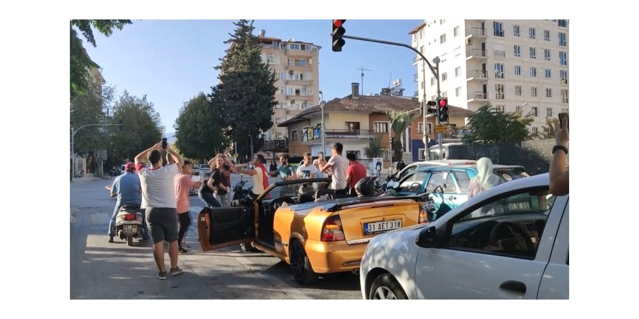 Trafikte asker eğlencesi yaptılar