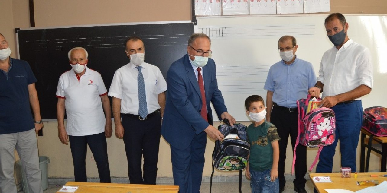 Türk Kızılay’ı Besni’de öğrencilere çanta ve kırtasiye yardımı yaptı