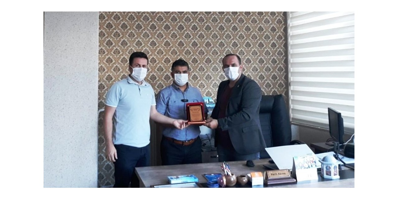 Hizmetleri plaketle ödüllendirildi