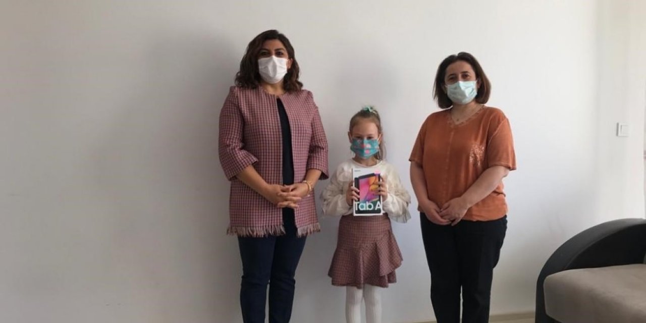 Vali Gürel’in eşinden ikinci sınıf öğrencisine tablet sürprizi