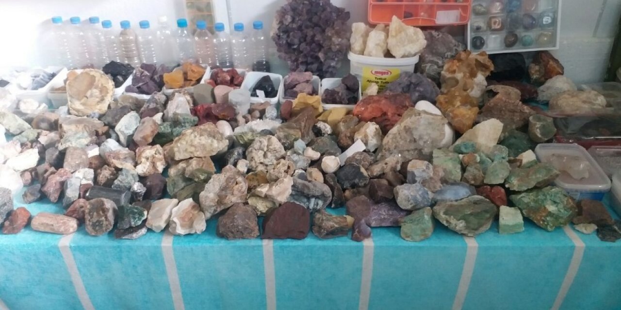 Toz haline getirilen taşlar sanat eserine dönüşüyor