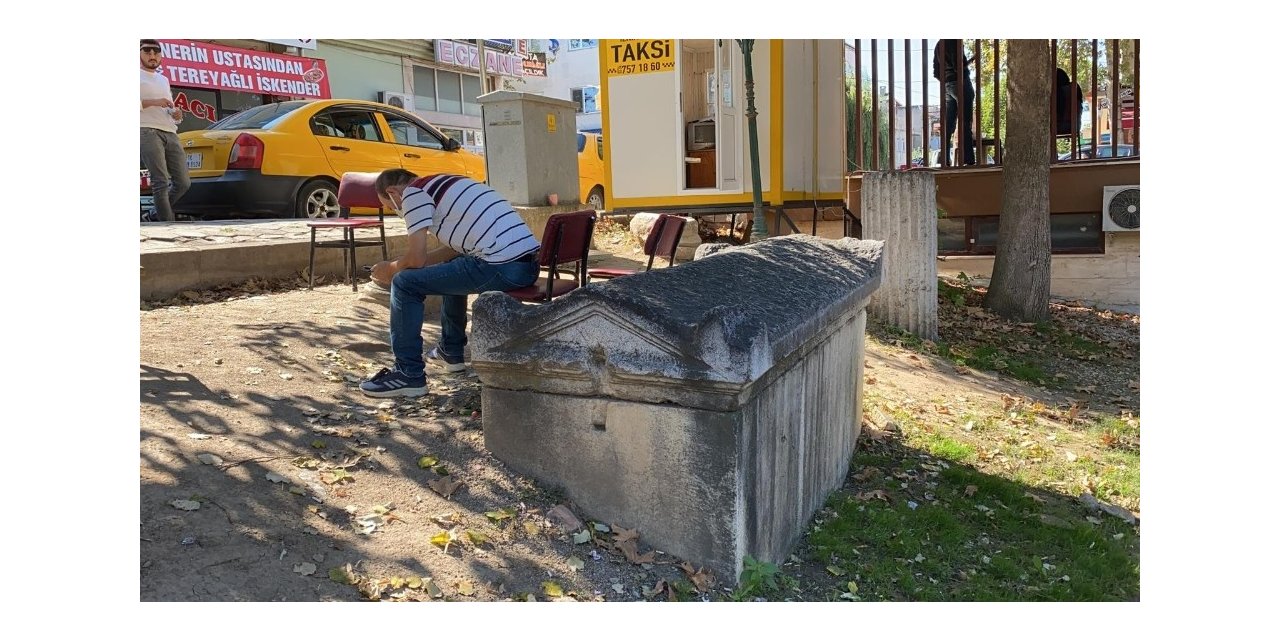 Sırtlarını 2 bin yıllık lahite dayadılar