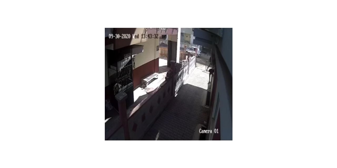 Genç kız pencereden atlayıp motosiklet hırsızlarını neye uğradığını şaşırttı