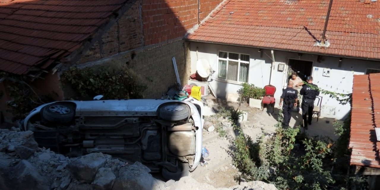 Virajı alamadı otomobiliyle evin bahçesine uçtu