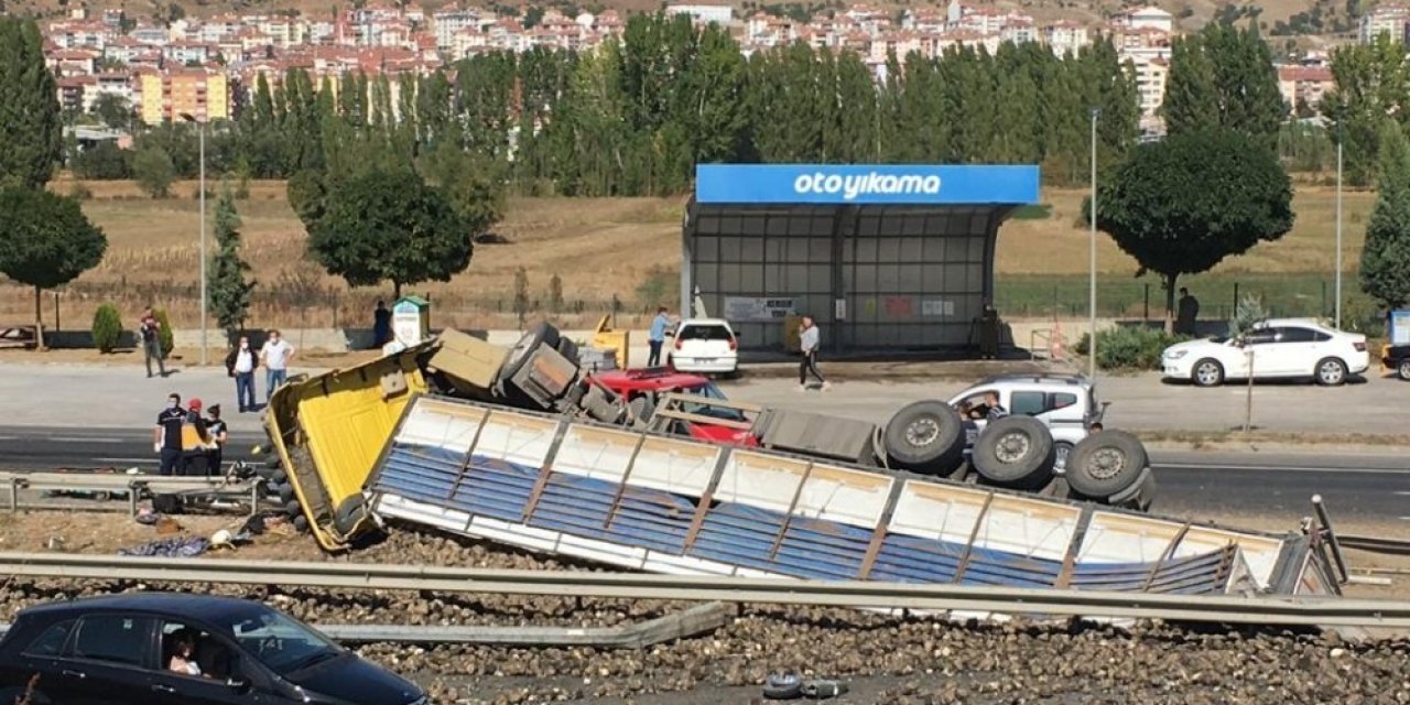 Pancar yüklü tır devrildi; 1 yaralı