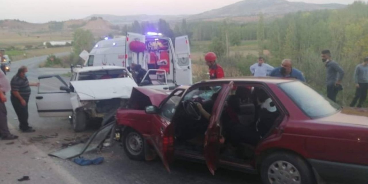 İki otomobil kafa kafaya çarpıştı: 1 ölü, 3 yaralı