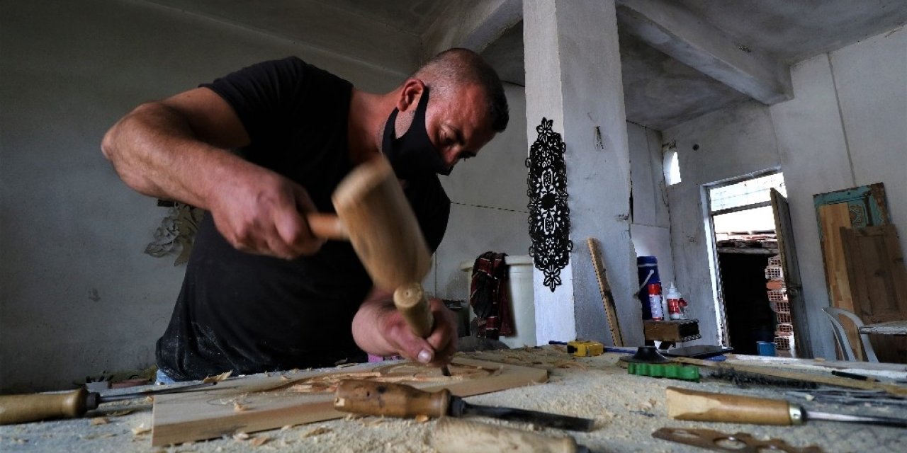 Eski ahşap kapılara sanatıyla hayat veriyor