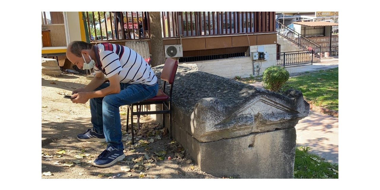 Taksici esnafının sırtını dayadığı 2 bin yıllık lahit müzeye kaldırıldı