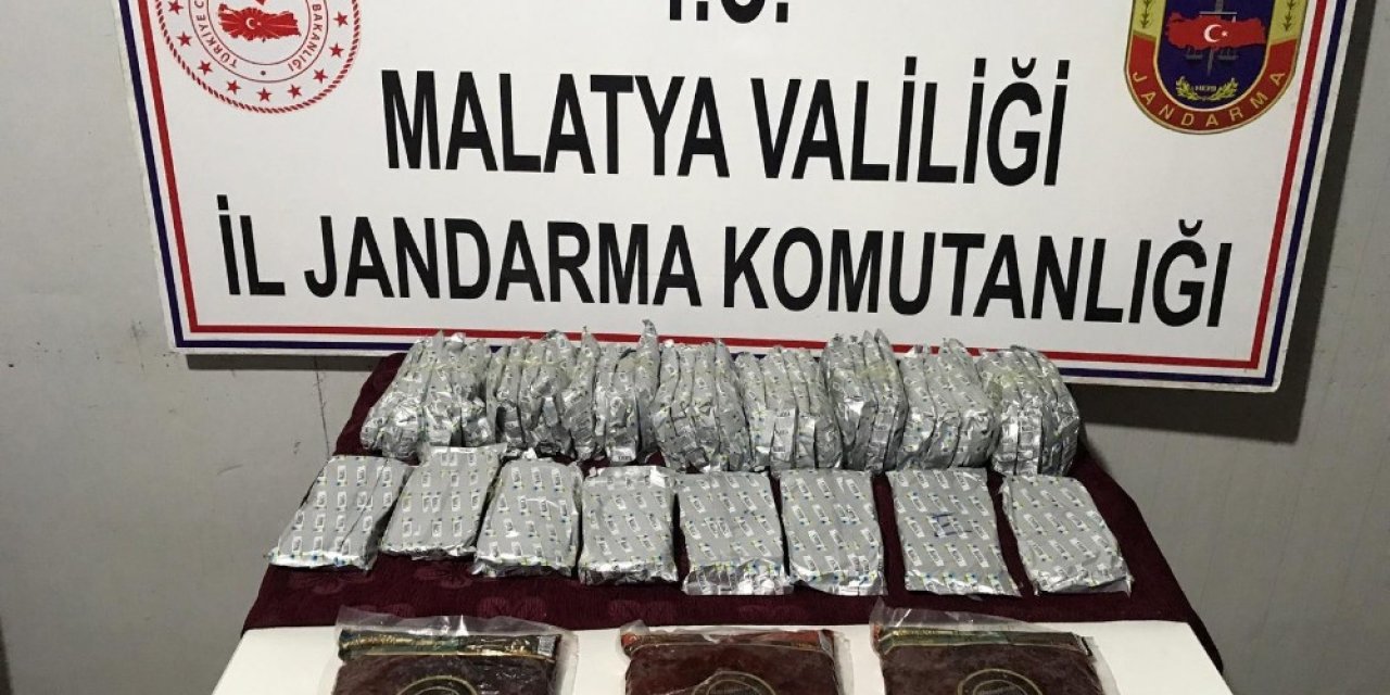 Valizde uyuşturucu hap, çantada kaçak nargile tütünü ele geçirildi