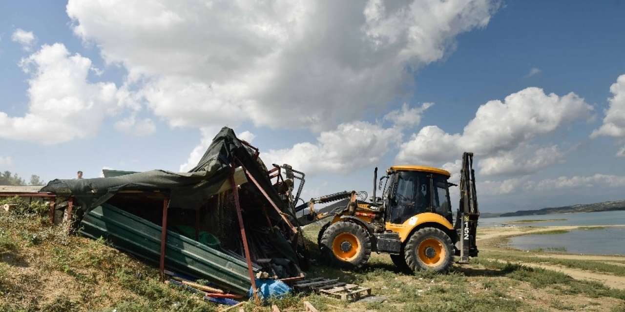 Göl kıyısındaki 15 kaçak yapı yıkıldı
