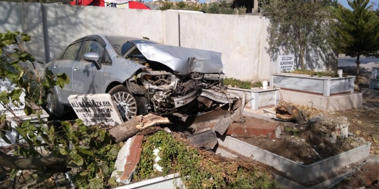 İzmir’de ilginç kaza: Aracıyla mezarlığa uçtu, 6 mezar zarar gördü