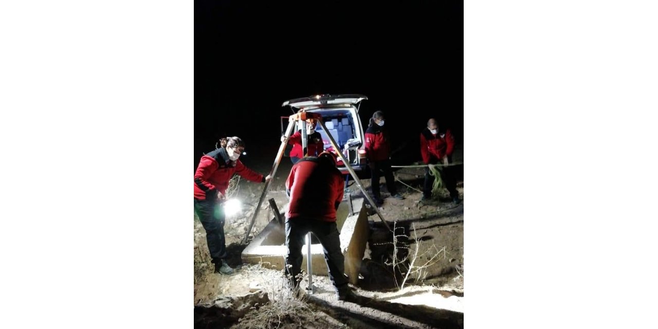 DAK kuyuda günlerdir mahsur alan yavru kediyi kurtardı