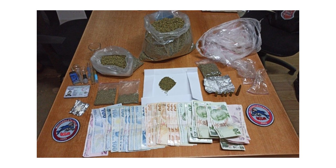 Polisin şüphe üzerine durdurduğu taksiden uyuşturucu çıktı