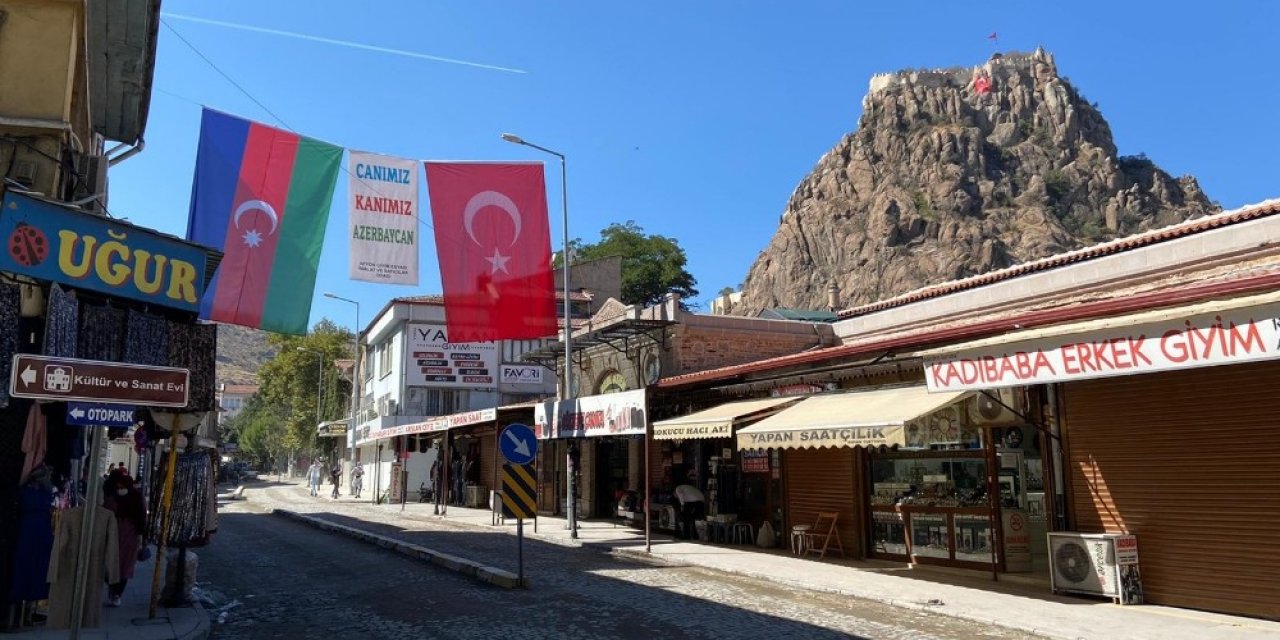 Afyonkarahisar caddeleri Azerbaycan ve Türk bayrakları ile donatıldı