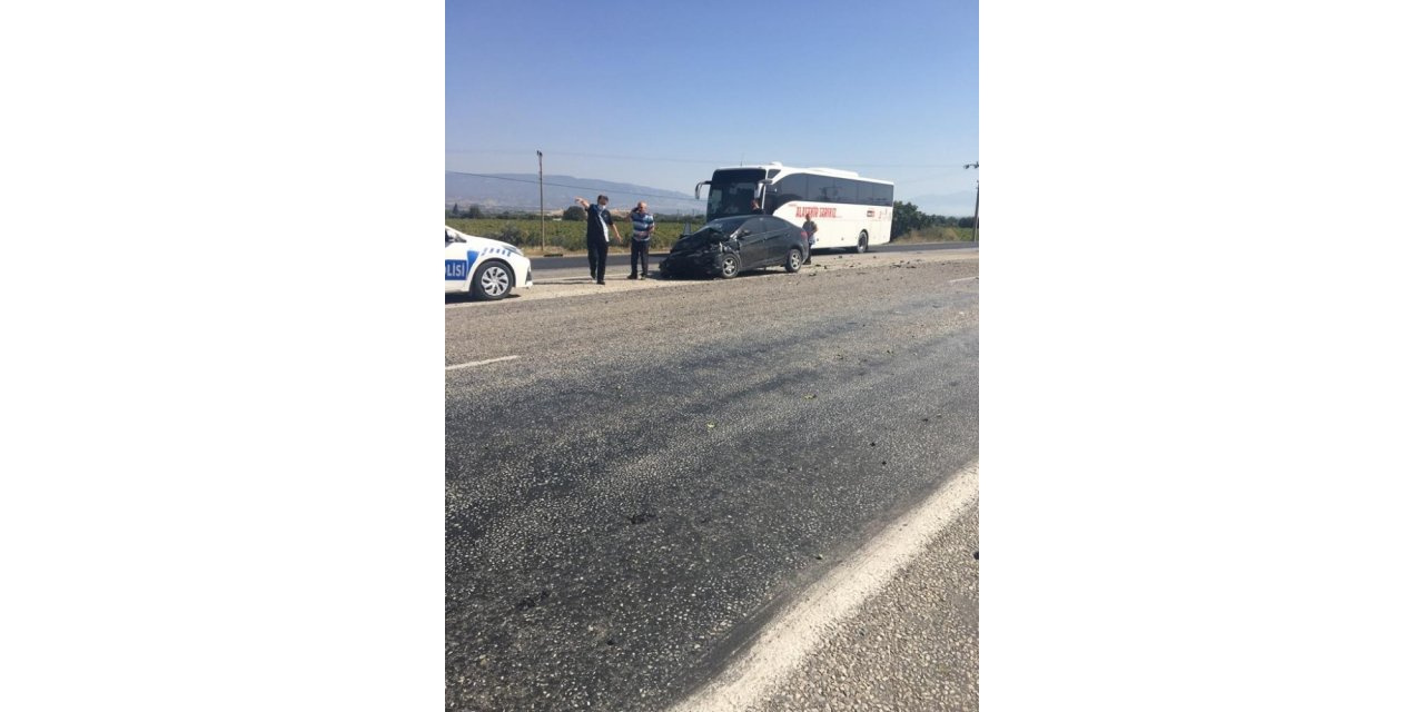 Karşı şeritlerden gelen araçlar kafa kafaya çarpıştı: 1’i ağır 3 yaralı