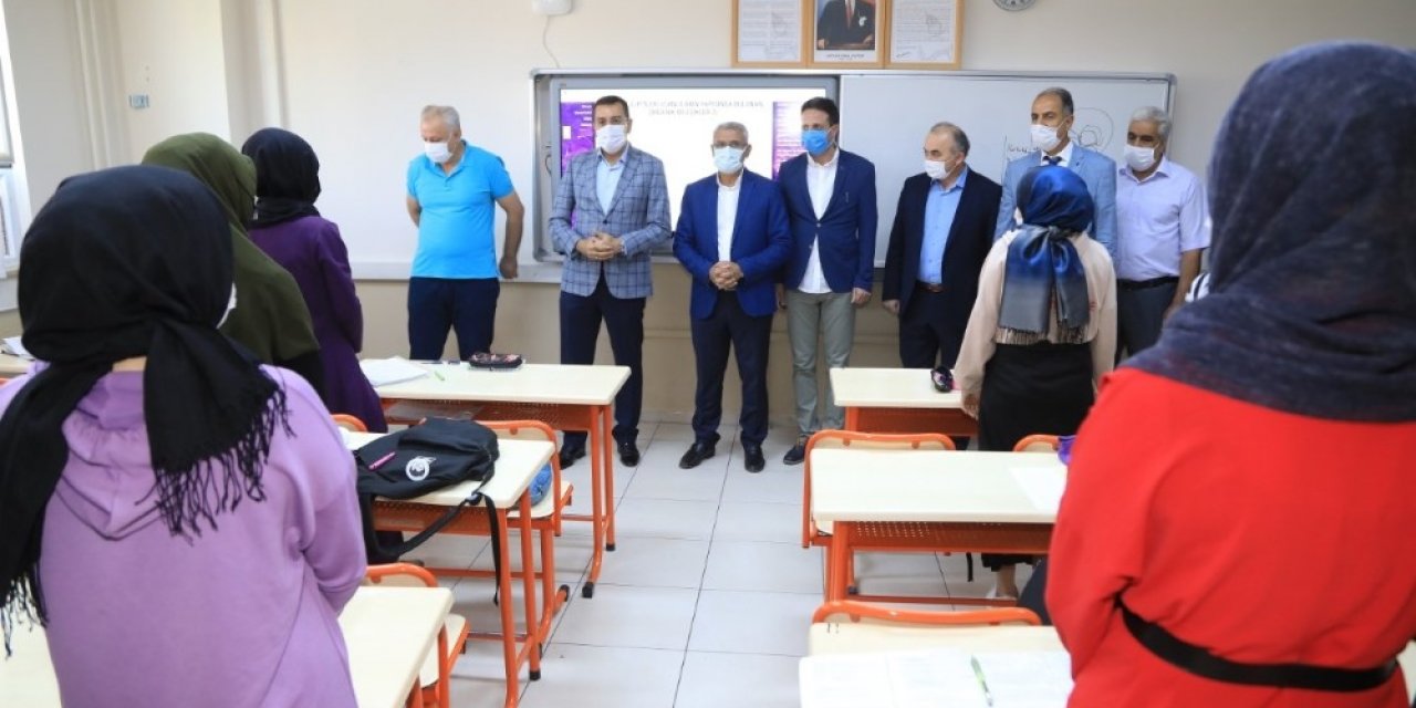 Yüz yüze eğitime başlayan öğrencilere moral ziyareti