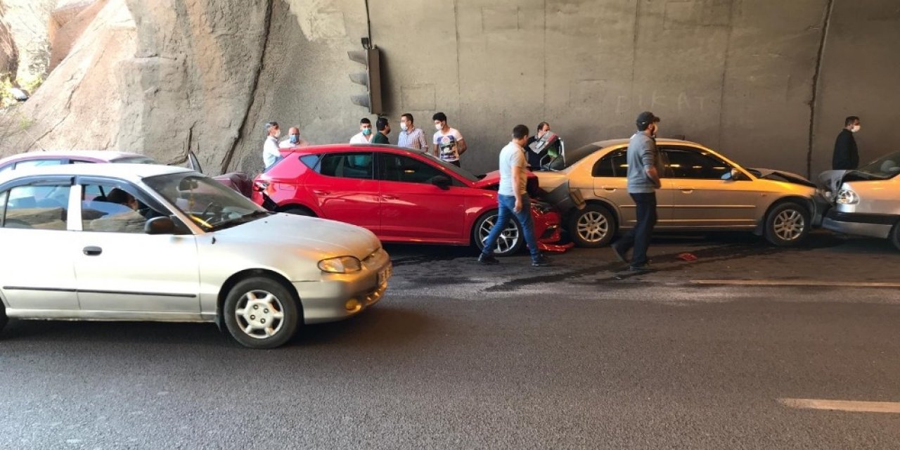 Tünel girişinde zincirleme trafik kazası