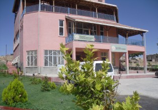 Emirgazi Öğretmenevi'ne çevre düzenlemesi yapıldı