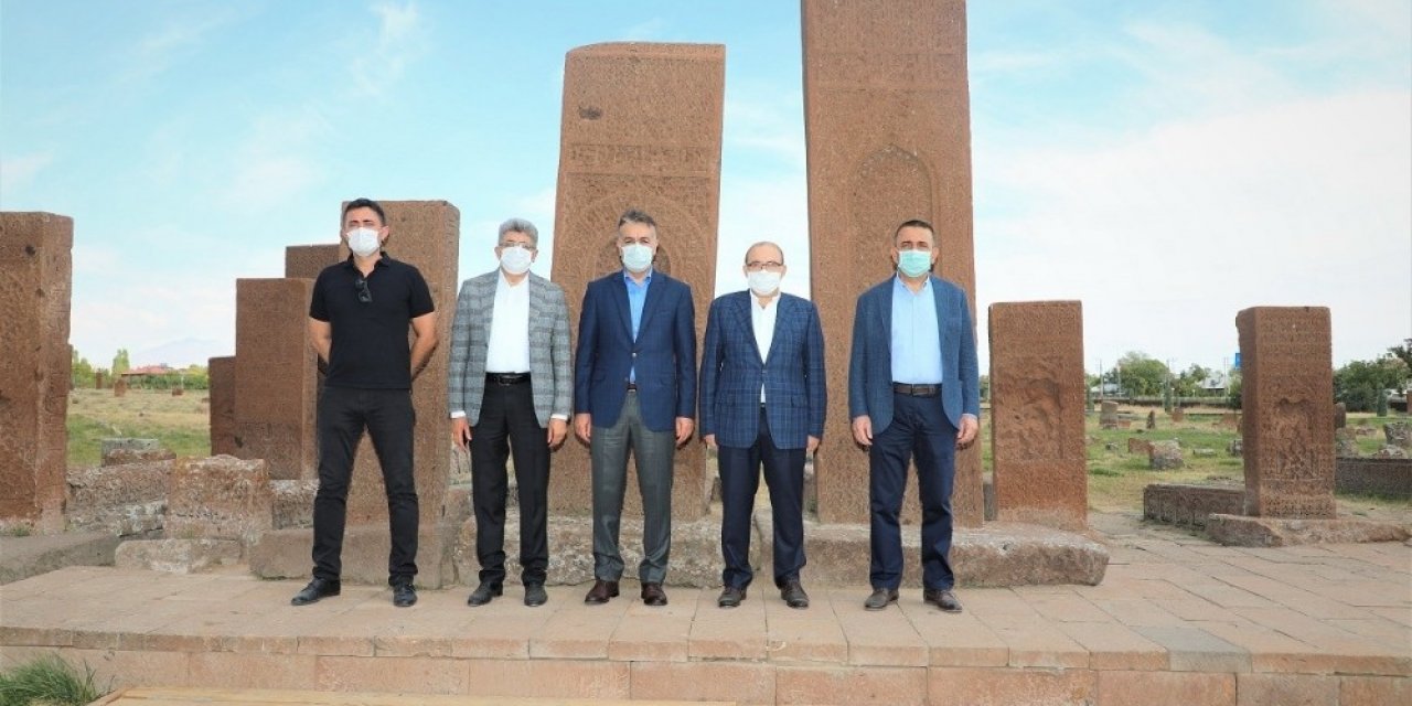 Vali Çağatay, Trabzon, Van ve Siirt Valilerine Selçuklu Mezarlığını gezdirdi