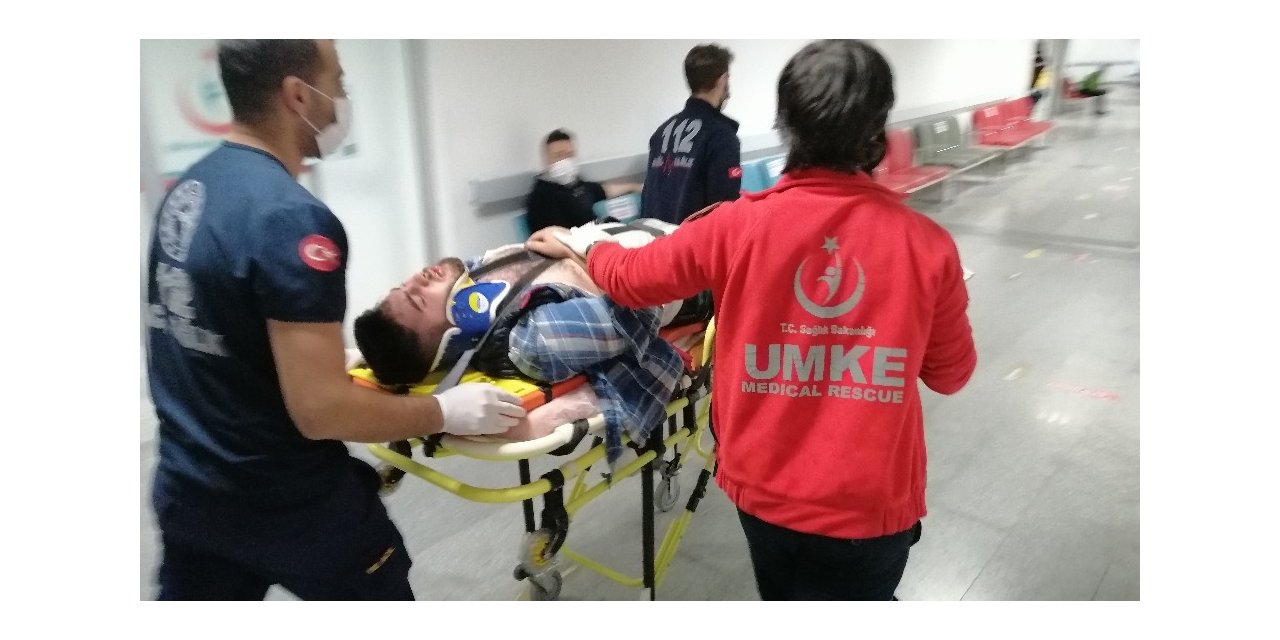 Otomobil kamyona arkadan çarptı: 3 yaralı