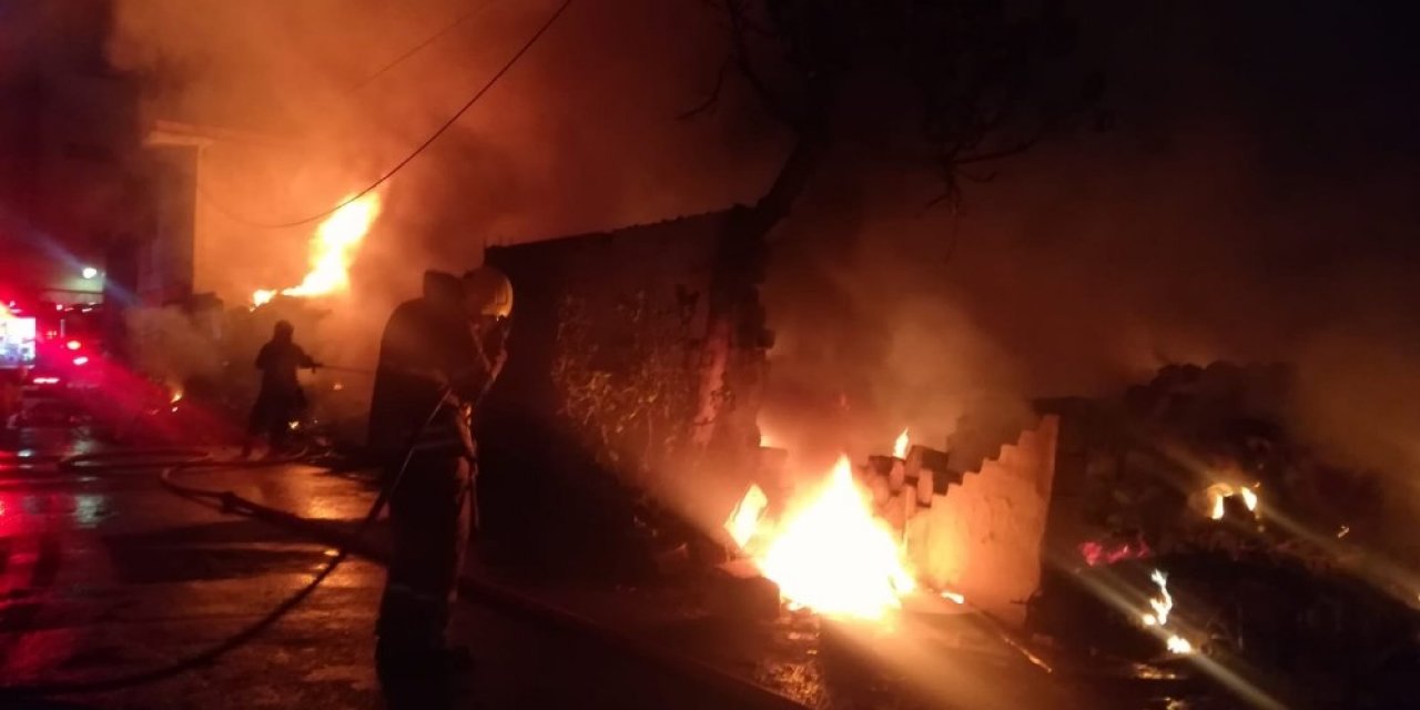 İzmir’de hurdalık alanda korkutan yangın