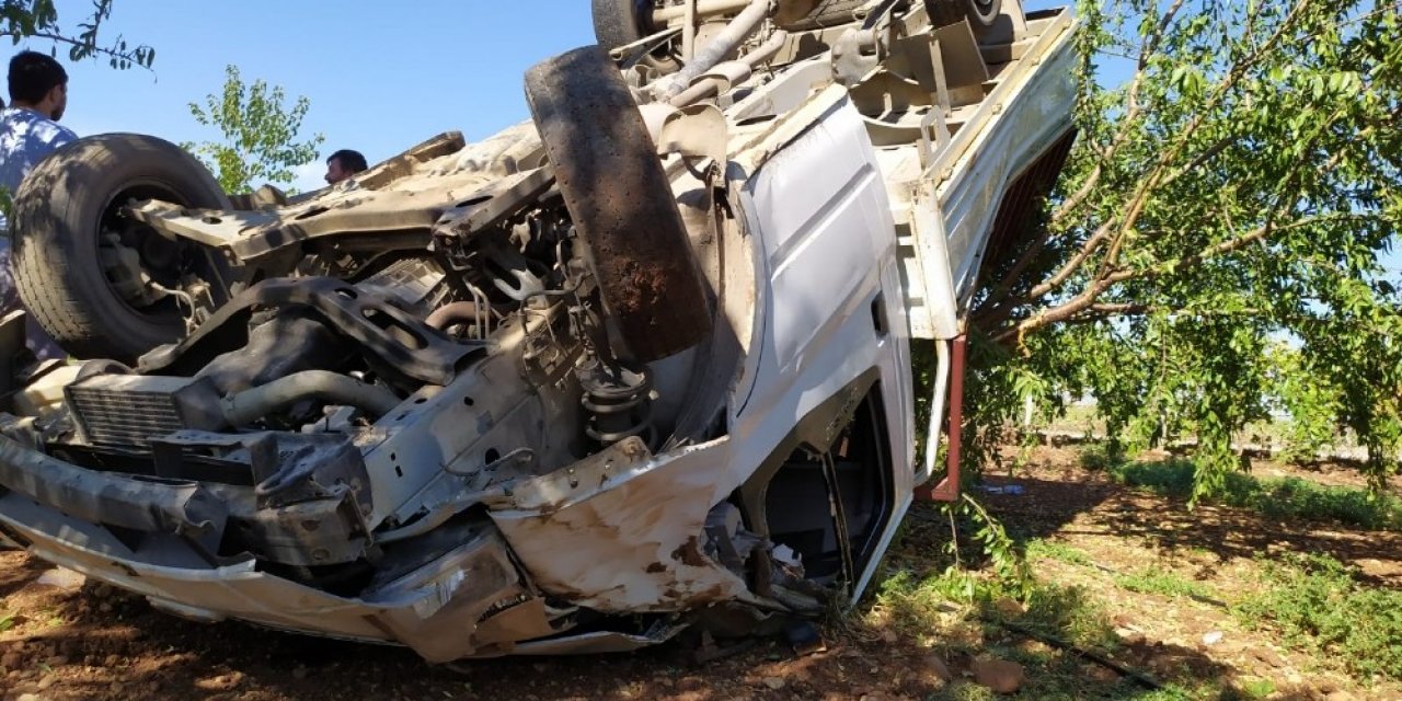 Rampa çıkan kamyonet takla attı: 3 yaralı
