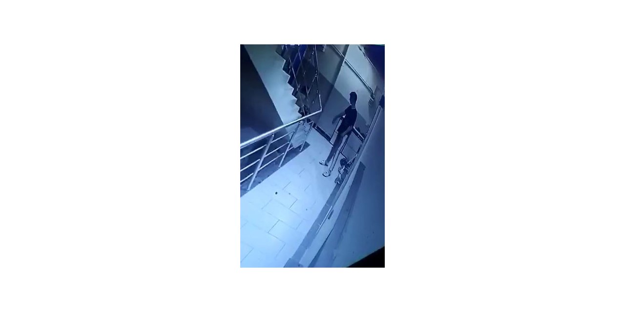 Apartmana giren iki şahsın ayakkabı çaldığı anlar kamerada