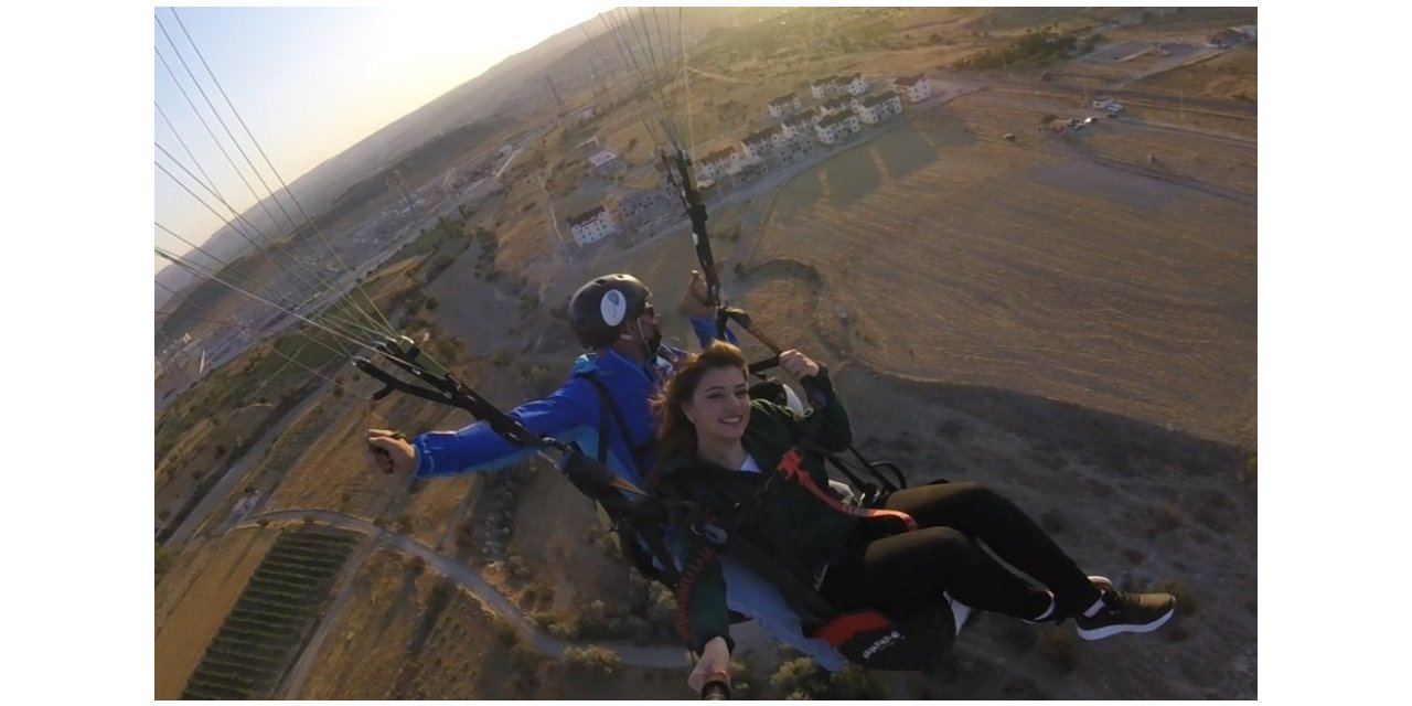 Yamaç paraşütünden inen kız arkadaşına evlilik teklifinde bulundu