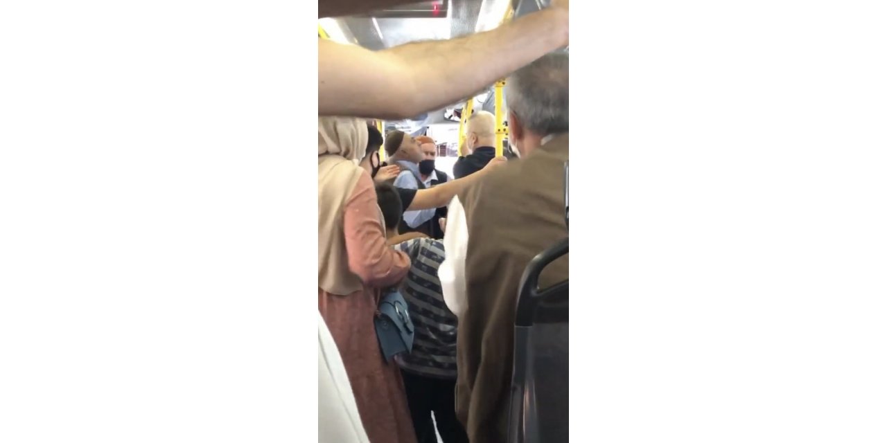Kağıthane’de halk otobüsünde maskesini yarım takan yaşlı adama kadın tokat attı