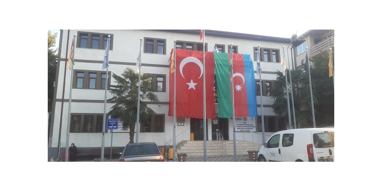 Belediye binasına dev Türk bayrağının yanına dev Azerbaycan bayrağı da asıldı