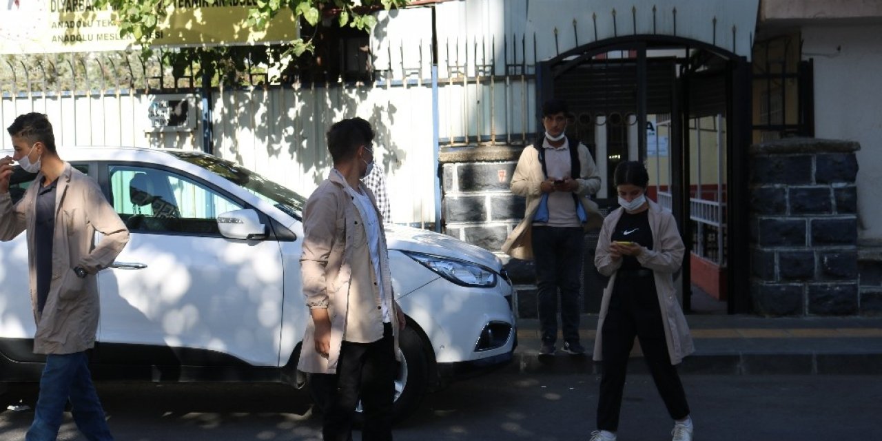 Meslek liseleri açıldı, öğrenciler okulun yolunu tutu