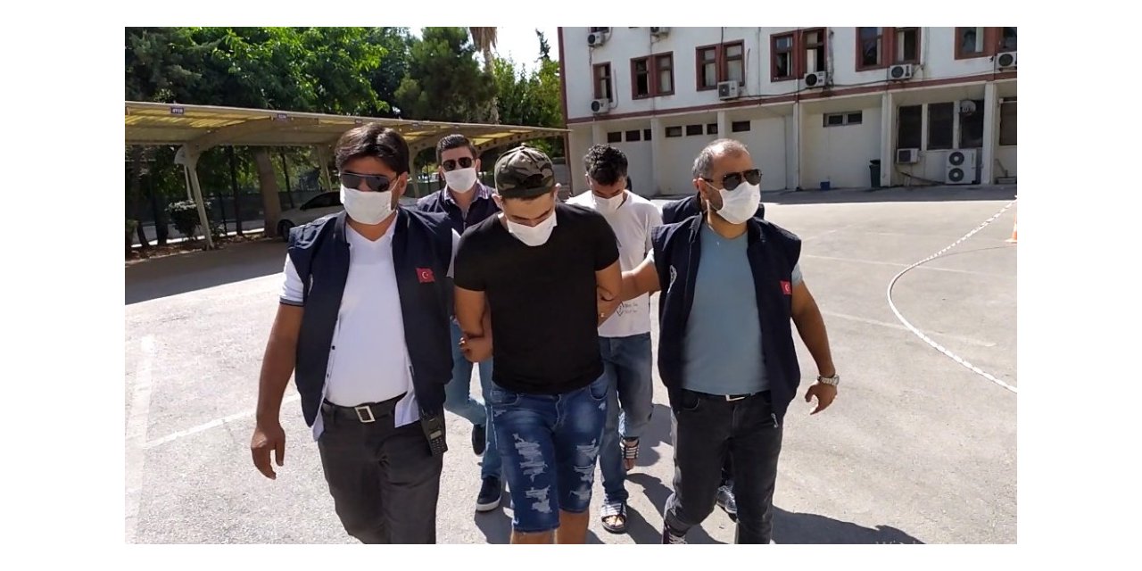 Kendilerini polis olarak tanıtıp yabancı turistleri soydular