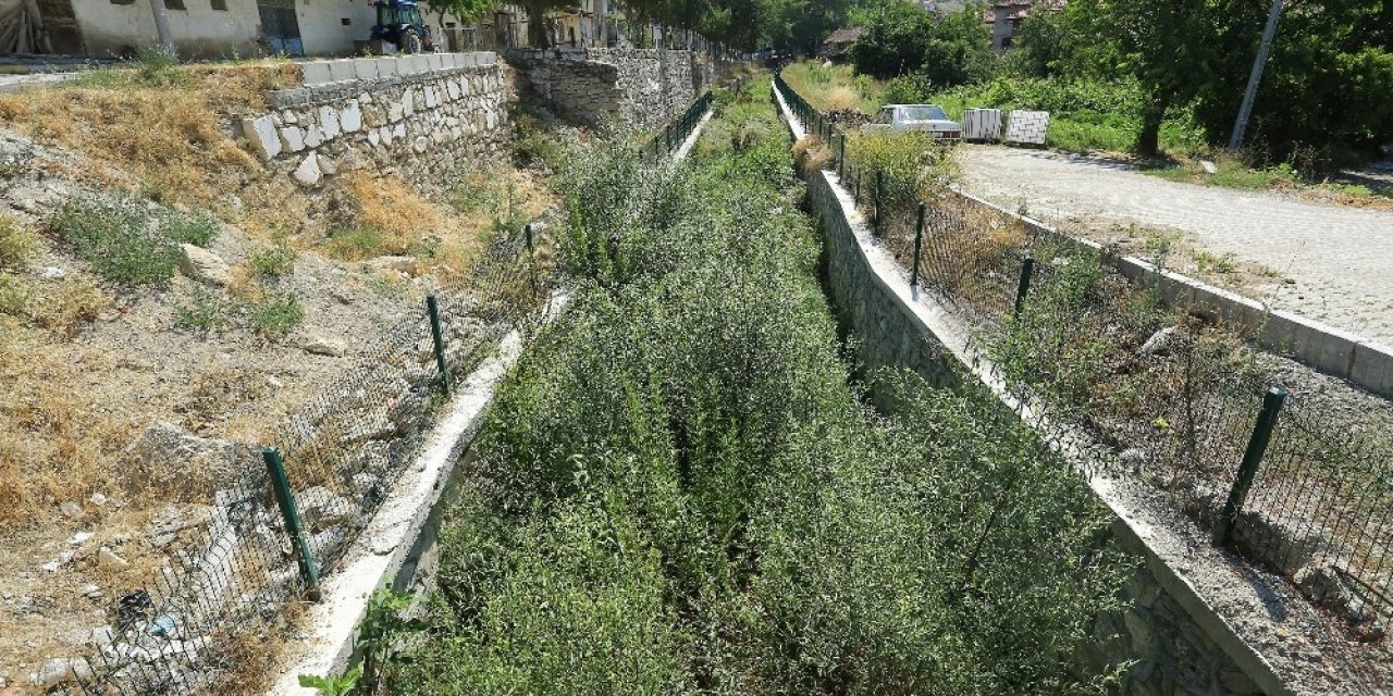 Sel baskınlarına karşı 2 bin 600 metrelik kanal temizlendi