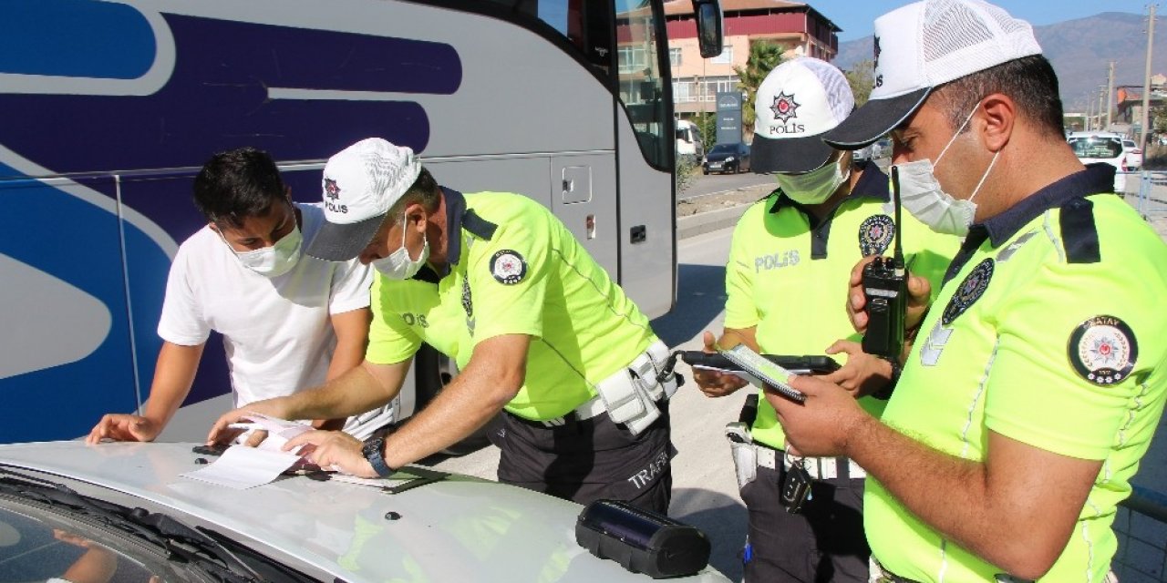 Trafikte asker eğlencesi yapan gruba ceza