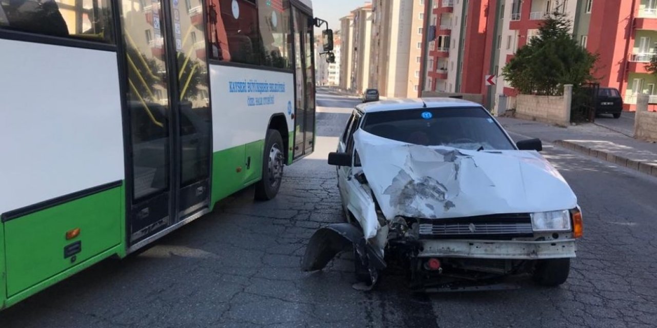 Otomobil aydınlatma direğine çarptı: 2 yaralı