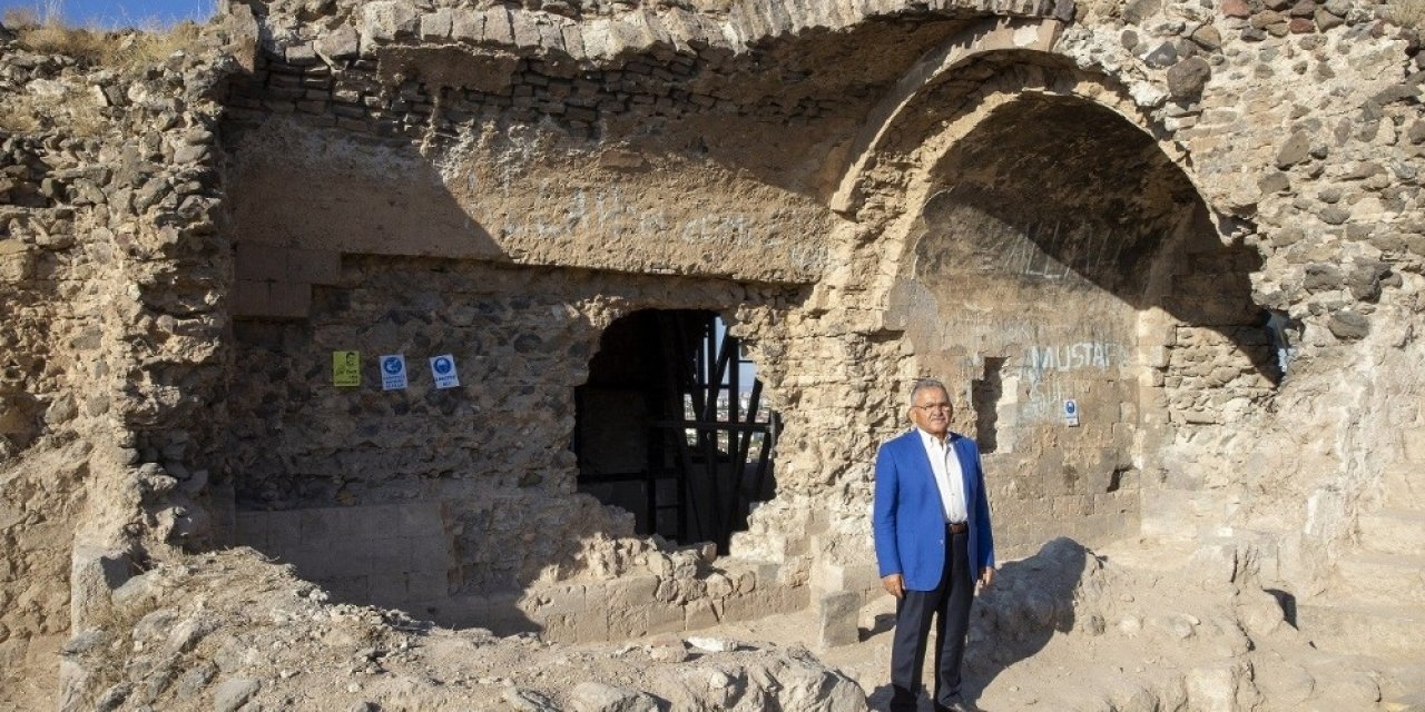 Selçuklu Dönemi anıt eserlerinden 800 yıllık Kızıl Köşk’te çalışma başlatıldı
