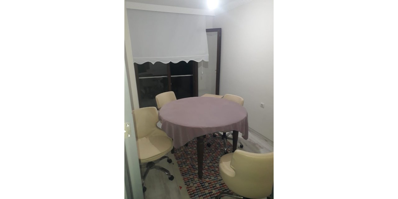 Kiraladıkları daireyi kumarhaneye çevirenler polis baskınında yakalandı