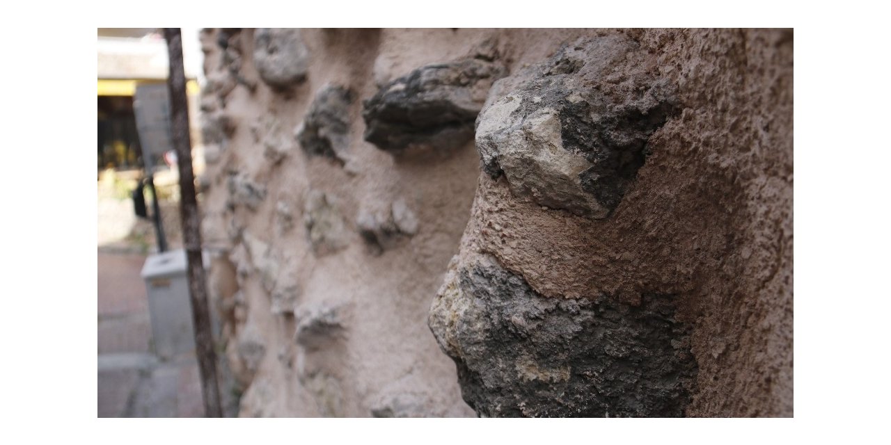 Tarihi kapıda gelişigüzel onarım