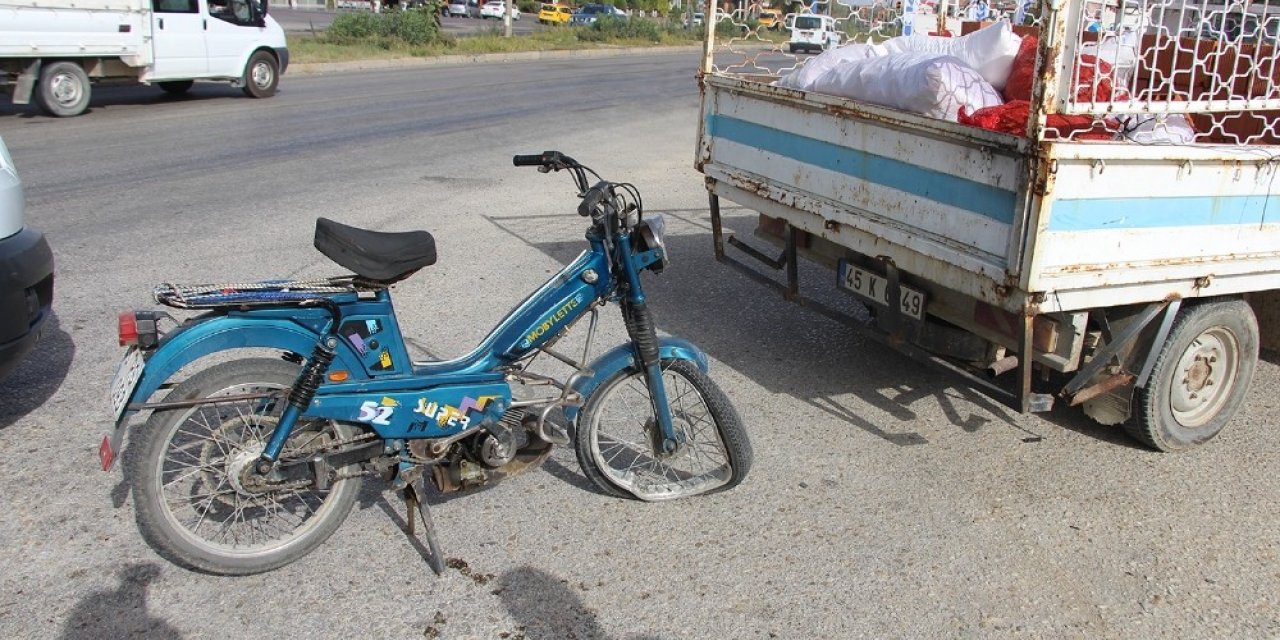 Motosiklet kamyonete yandan çarptı: 1 yaralı