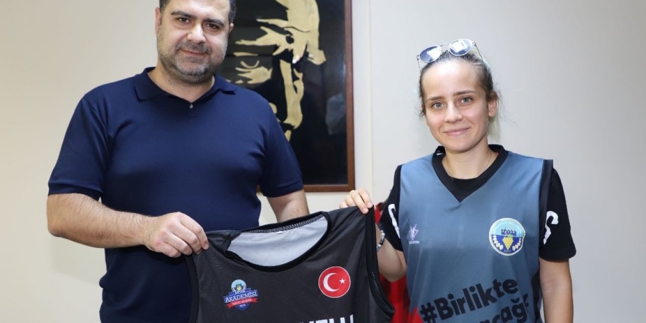 Turgutlu Belediyespor’un son transferi Gamze Sena Dülegöz oldu
