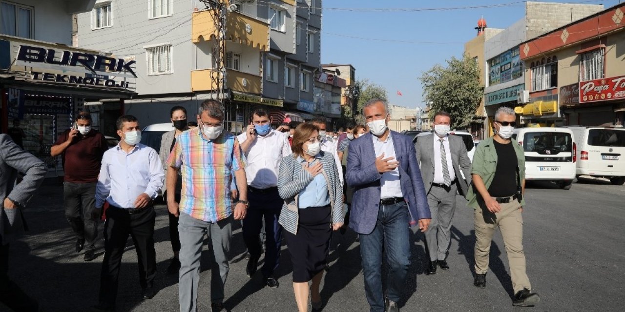 Başkan Şahin sıcak asfaltı tamamlanan caddeyi inceledi