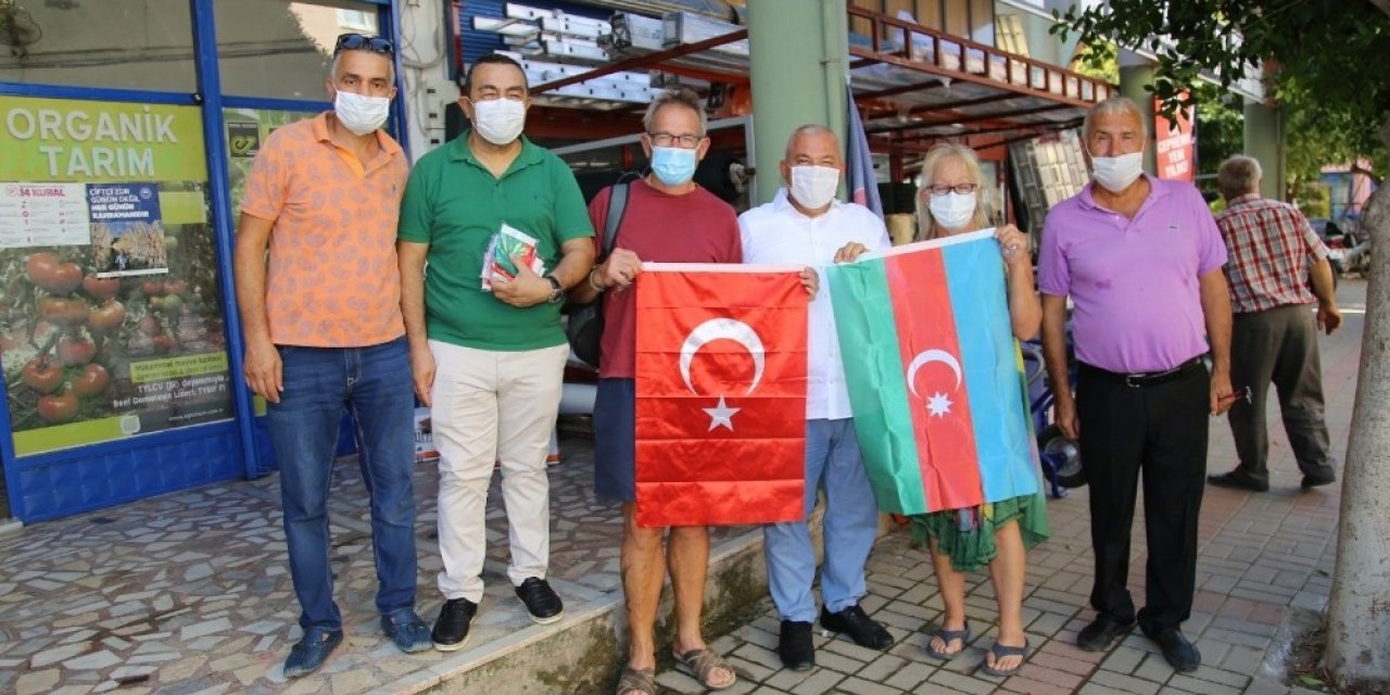 ALTSO destek için esnafa Azerbaycan ve Türk bayrakları dağıttı
