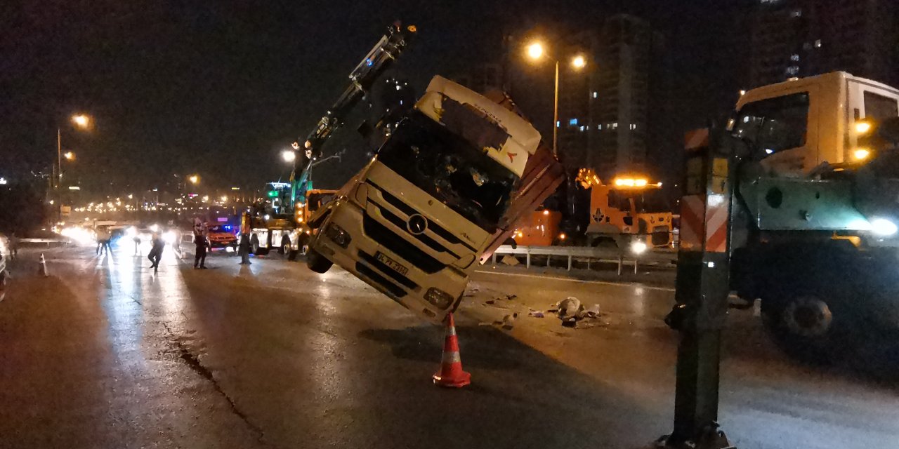 Başakşehir'de tır devrildi!