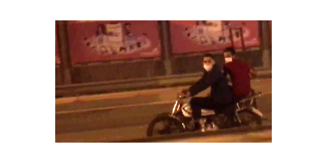 Motosiklete binerken maske taktılar, ama kask takmadılar
