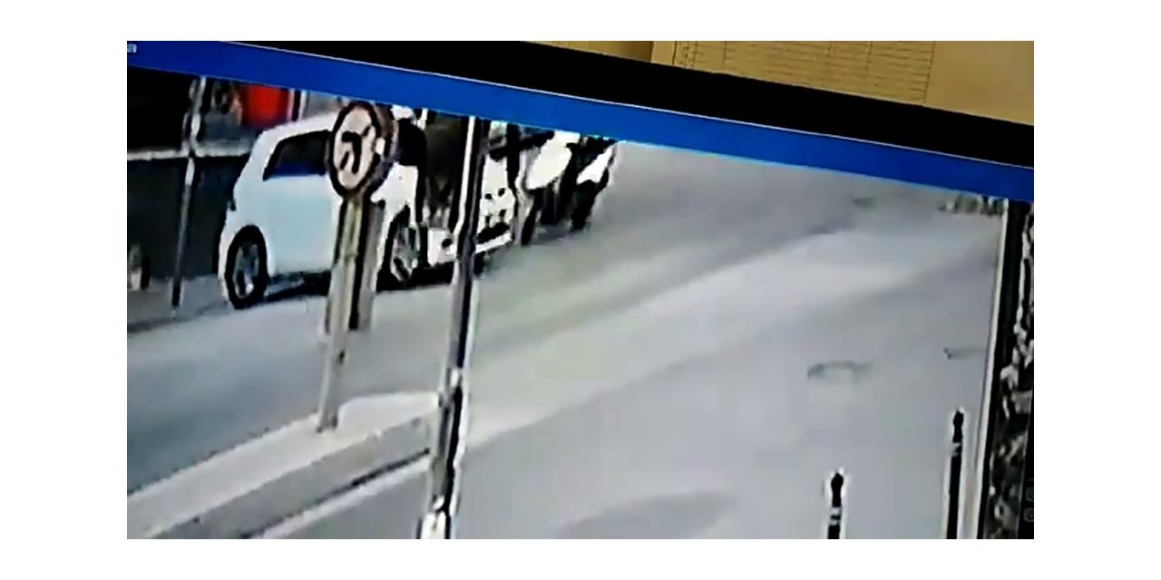 Otomobille çarpışan motosiklet sürücüsü yerinden fırladı