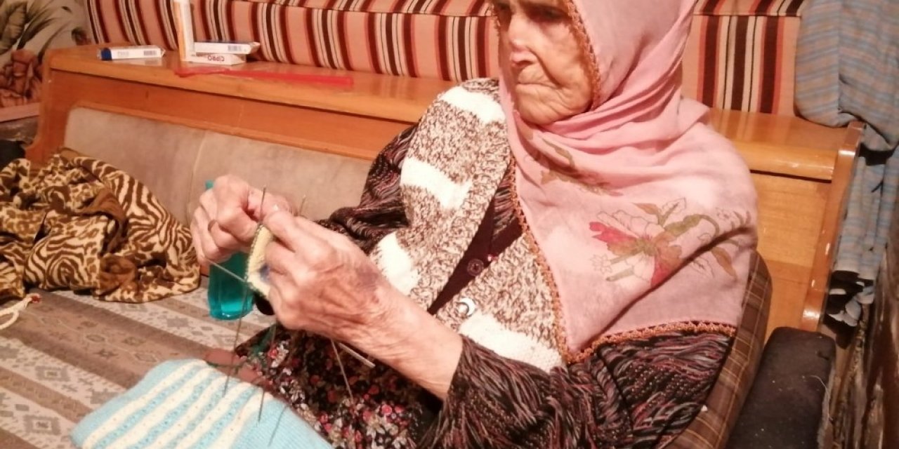 Felç geçirmesine rağmen 92 yaşında örgü ören Şerife nine görenleri şaşırtıyor