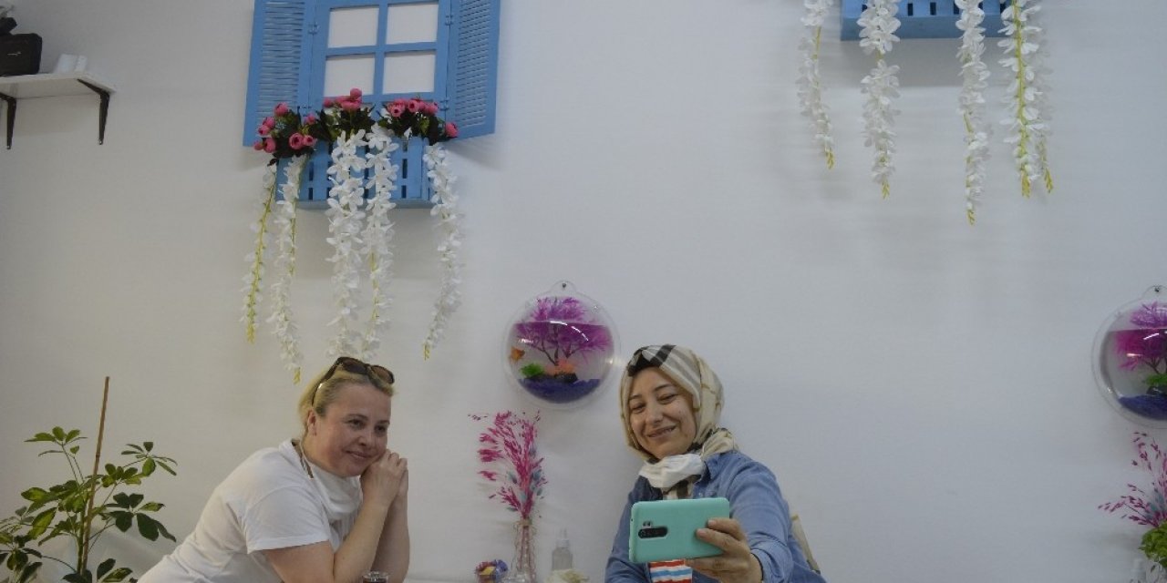 Bu kafeye gelenler çiçek sulayıp balık da besliyor